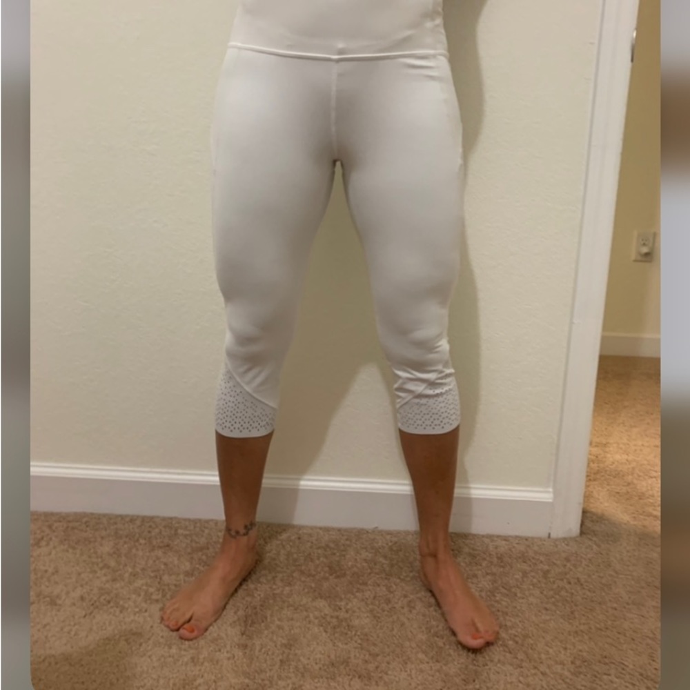 size 6 Lululemon’s white Capri yoga pants